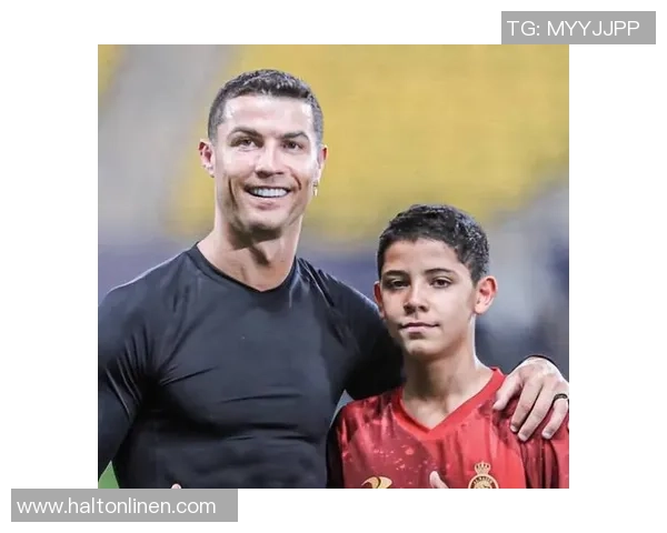 足球明星与儿子同场竞技父子默契瞬间引发全场瞩目 足球明星与儿子同场竞技父子默契瞬间引发全场瞩目